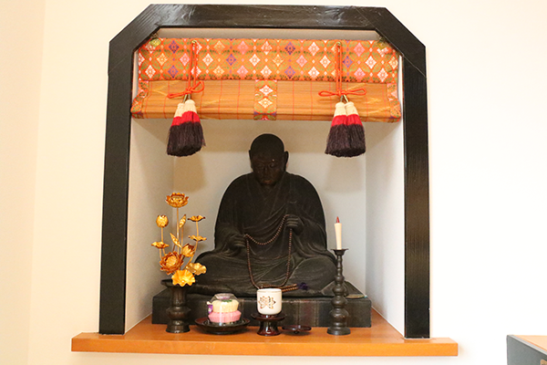 開山　深観上人座像